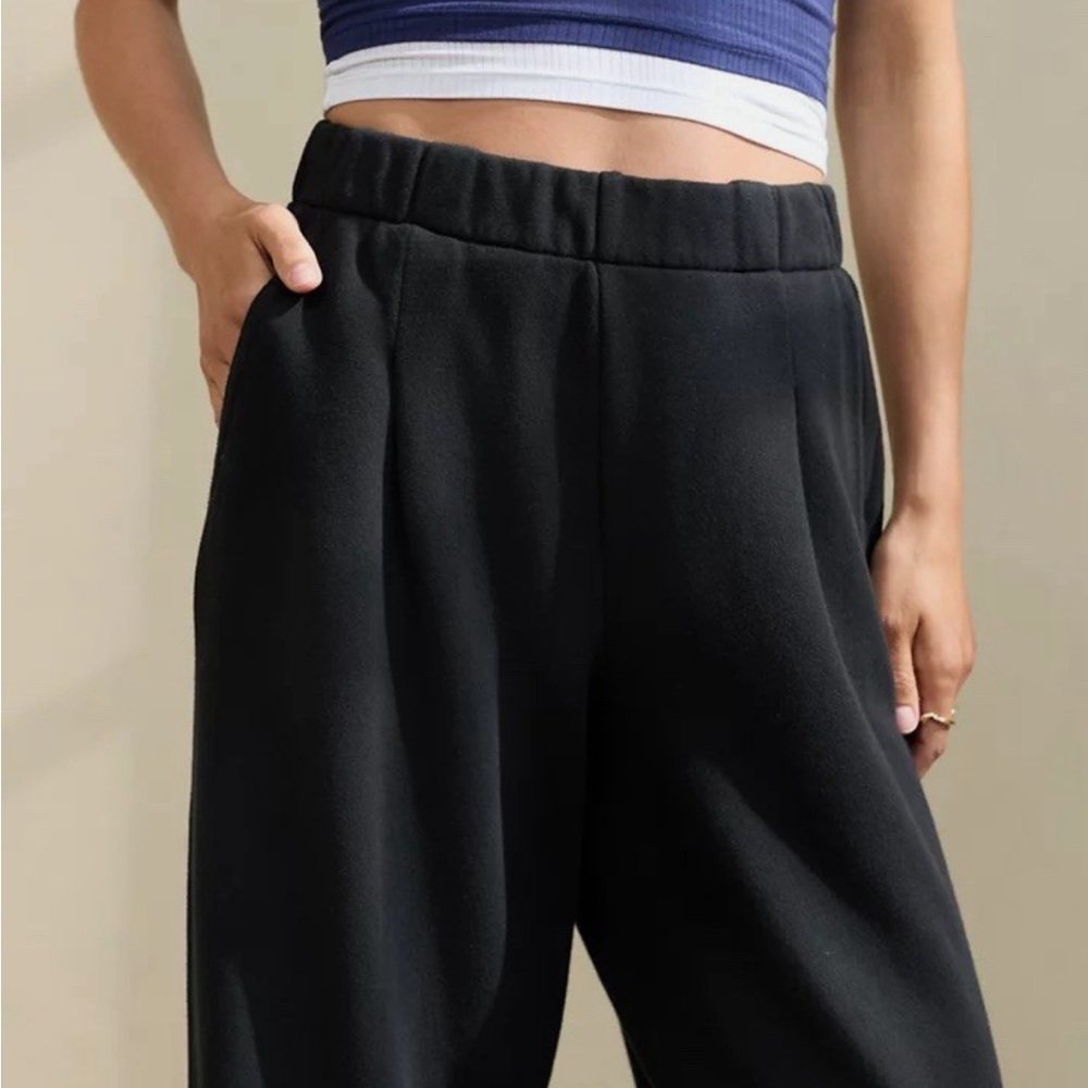 AERIE Cozy New Heights Fleece Trouser/Sweats in Black - Picture 4 of 11